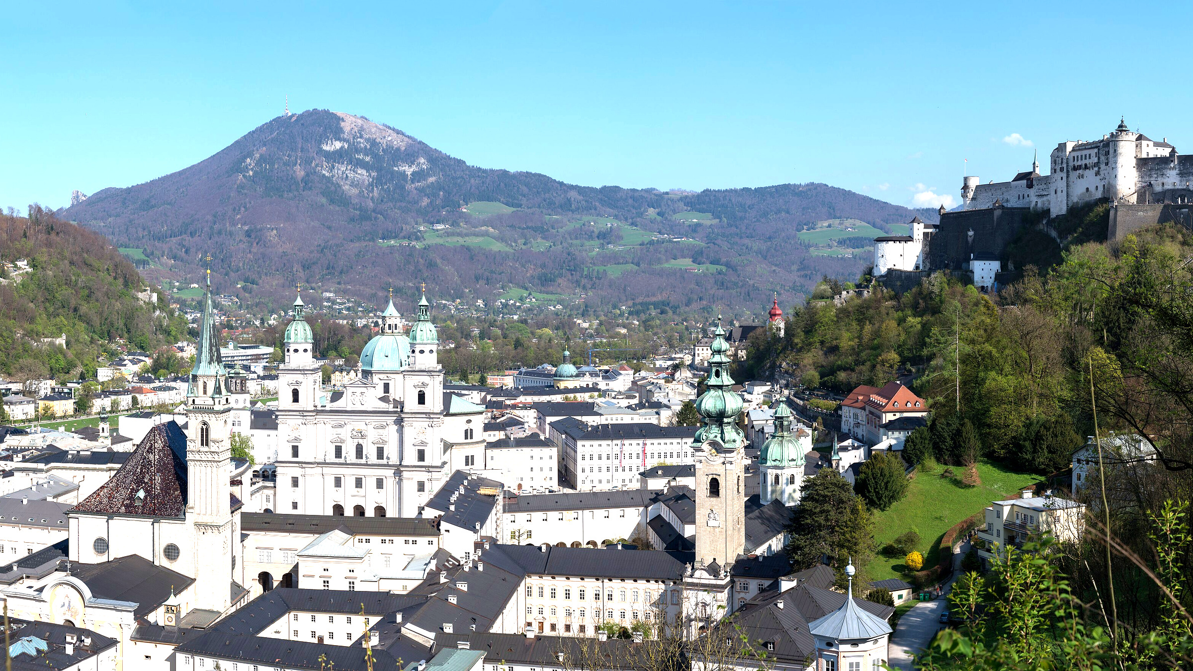 Menschen in einem Salzburger Wohnviertel mit Stadt- und Bergbezug